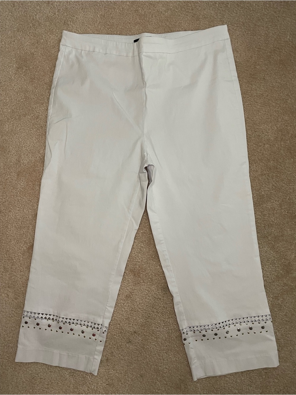 Zac & Rachel White Pull On Cropped Capri Pants Silver Stud Hem 16
